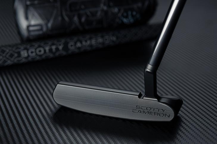 Titleist Scotty Cameron Limited EditionHoliday H22 Golf Putter Lifestyle 1 Main | Clickgolf.co.uk - main image